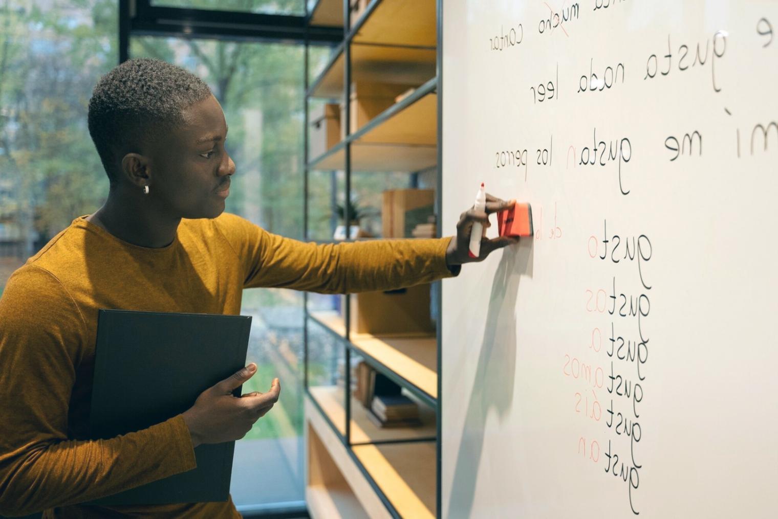 Suasana pembelajaran intensif tentang disiplin trading