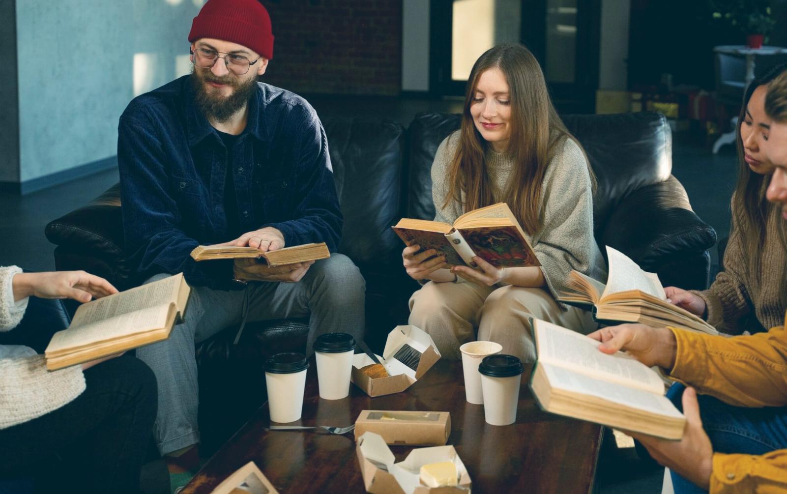 Trader menganalisa grafik dengan fokus dan tenang